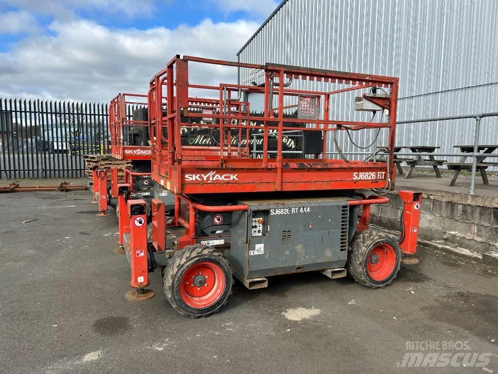 SkyJack SJ 6826 RT 가위형 리프트