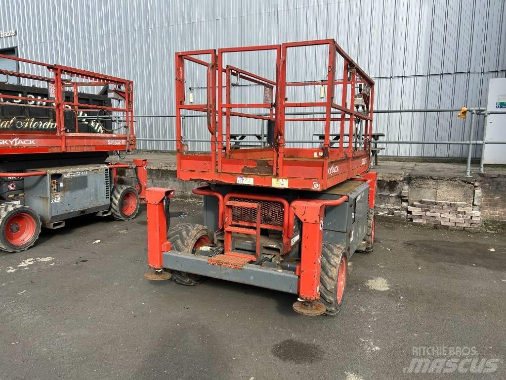 SkyJack SJ 6826 RT 가위형 리프트