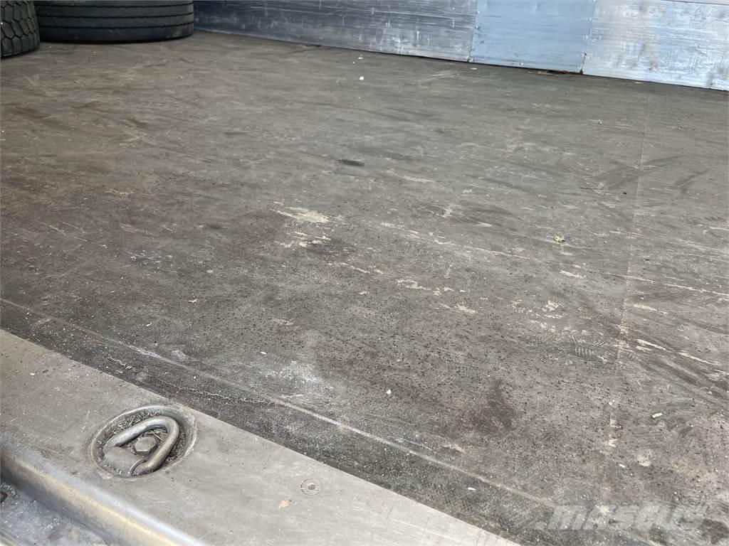 Volvo FL240 4x2 탑차 트럭