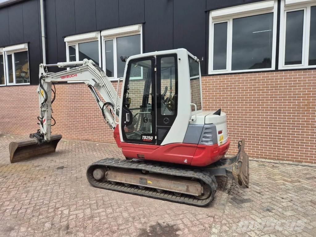 Takeuchi TB250 소형 굴삭기 7톤 미만