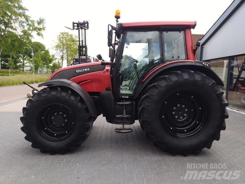 Valtra N 141 트랙터