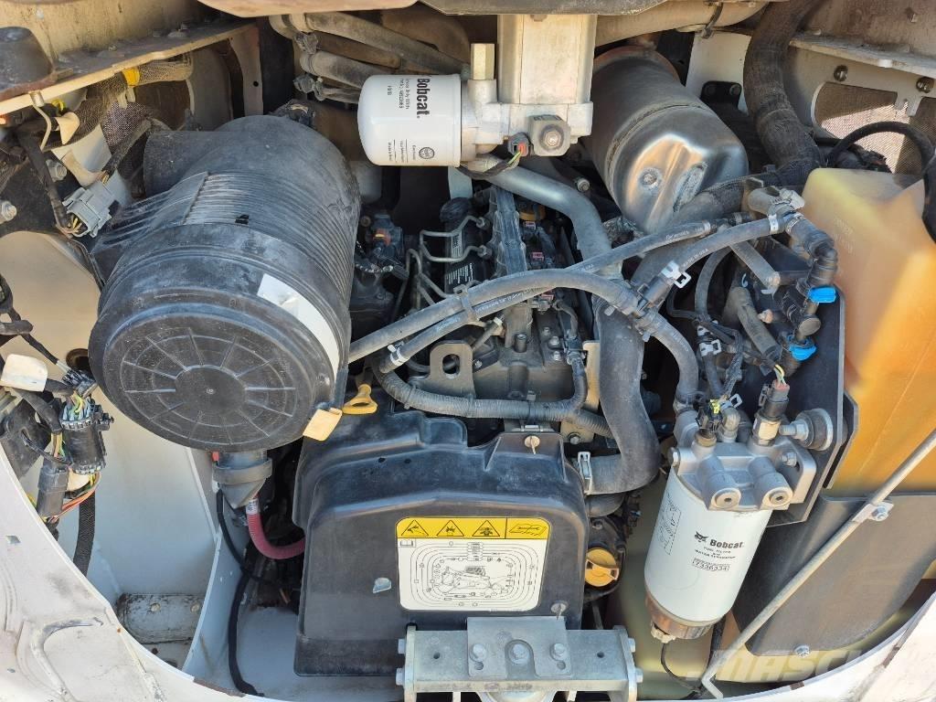 Bobcat T 66  스키드로더