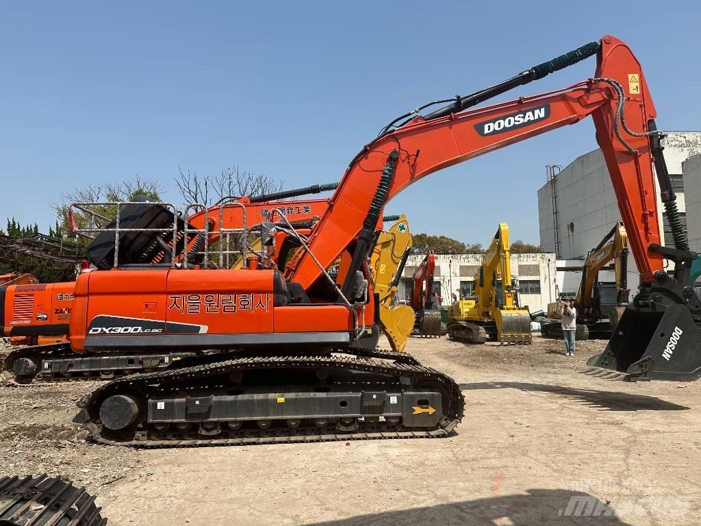 Doosan DX 300 중형굴삭기 7톤-28톤