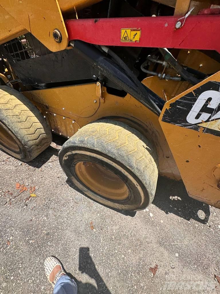 CAT 242 D  스키드로더