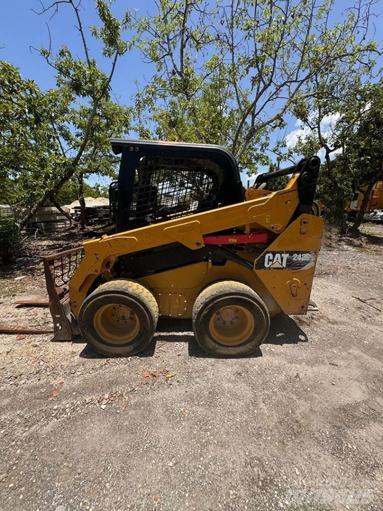CAT 242 D  스키드로더
