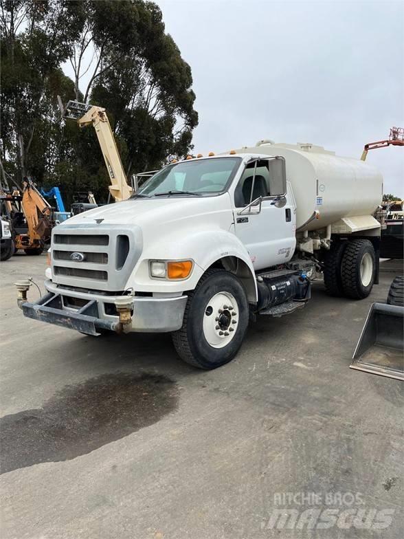 Ford F750 탱커 트럭