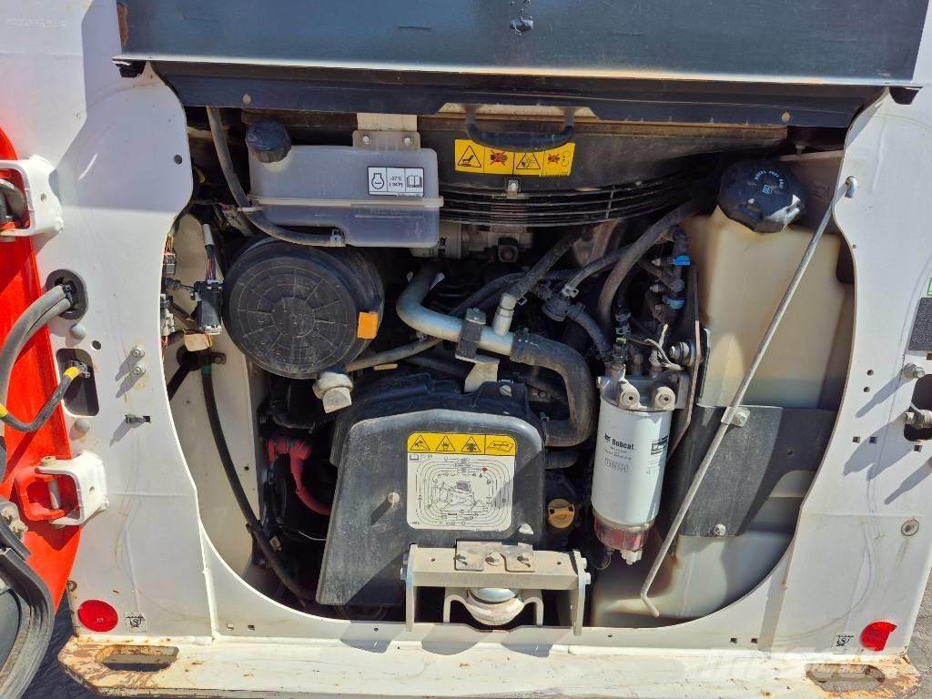 Bobcat T 64  스키드로더