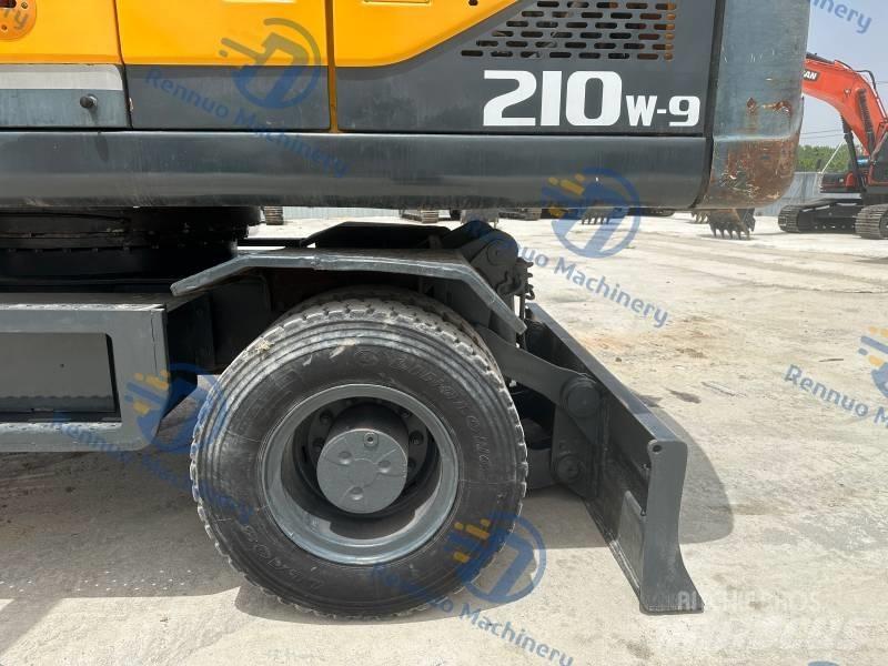 Hyundai R210W-9  휠 굴삭기