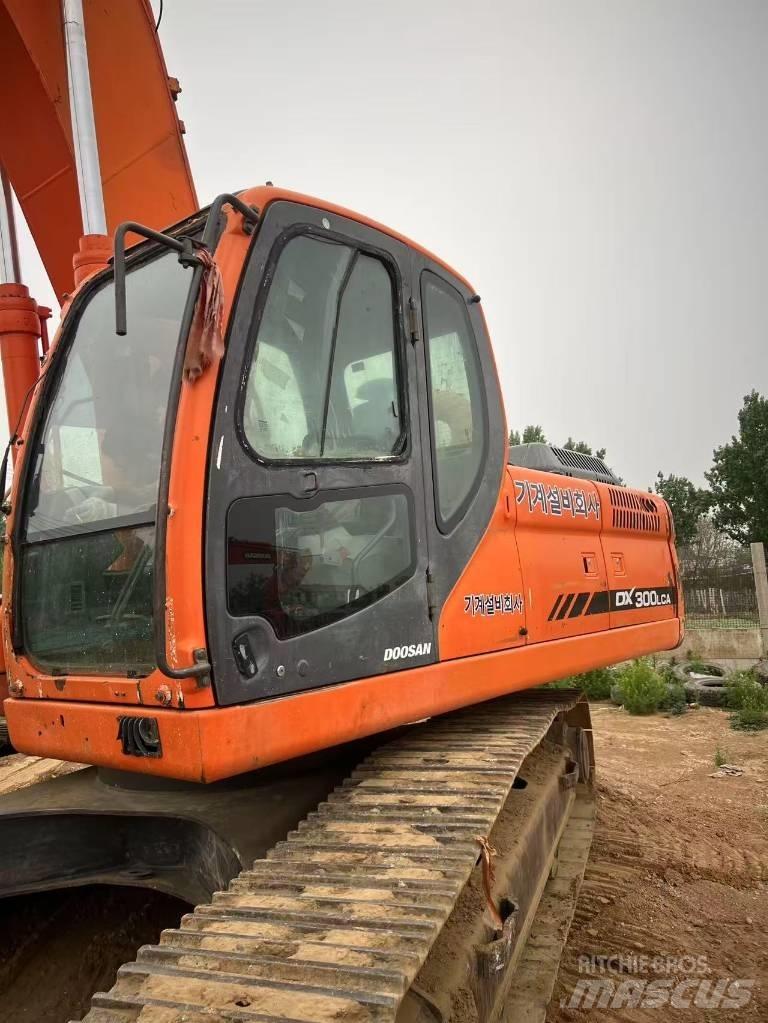 Doosan DX300LCA 대형 굴삭기 29톤 이상