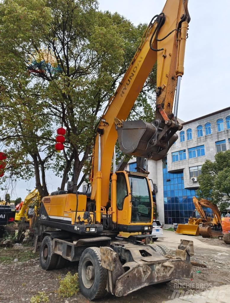 Hyundai R210W-9  휠 굴삭기