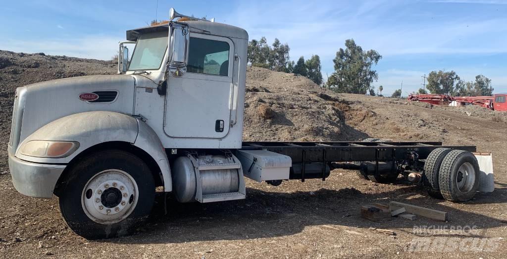 Peterbilt 335 덤프 트럭