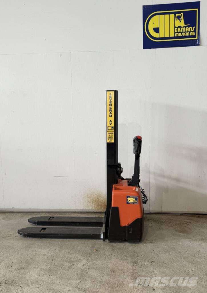 BT truck HWE 100 보행식 리치 지게차