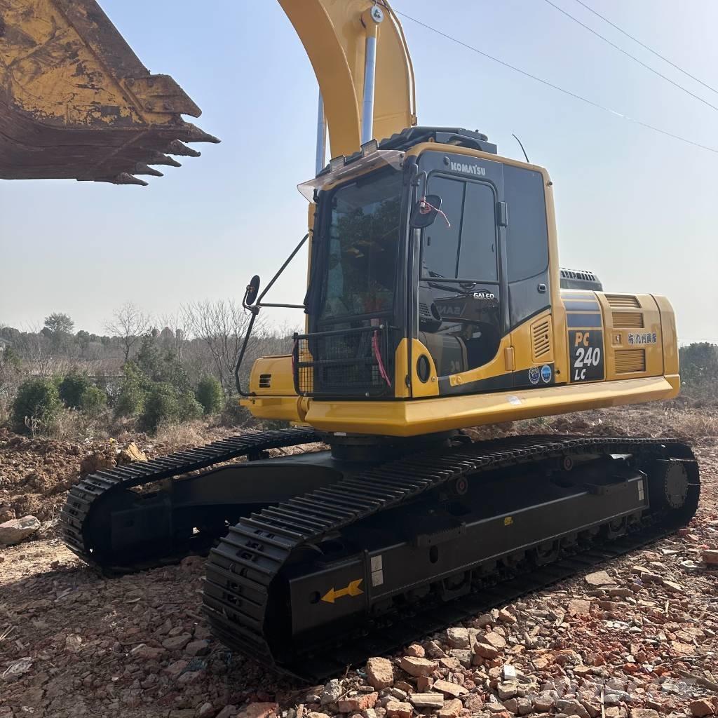 Komatsu PC 240 대형 굴삭기 29톤 이상