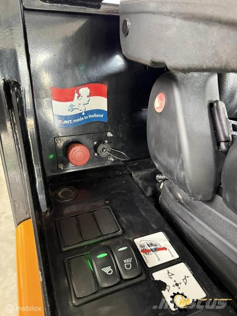 GiANT G2200E  휠로우더