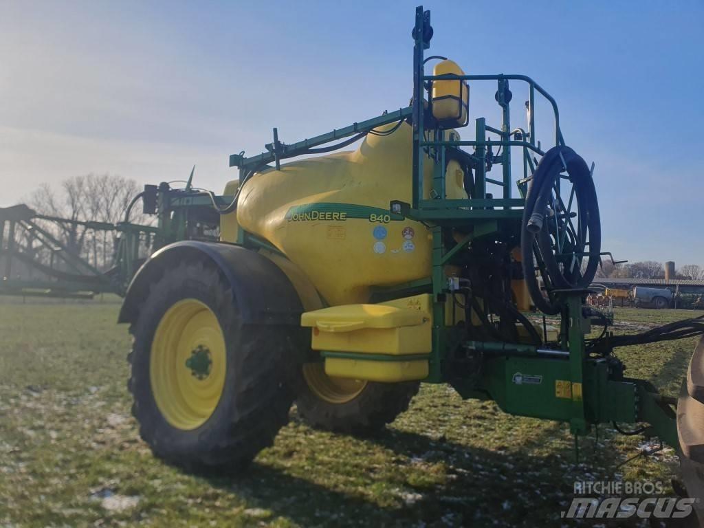 John Deere 840 견인형 분무기