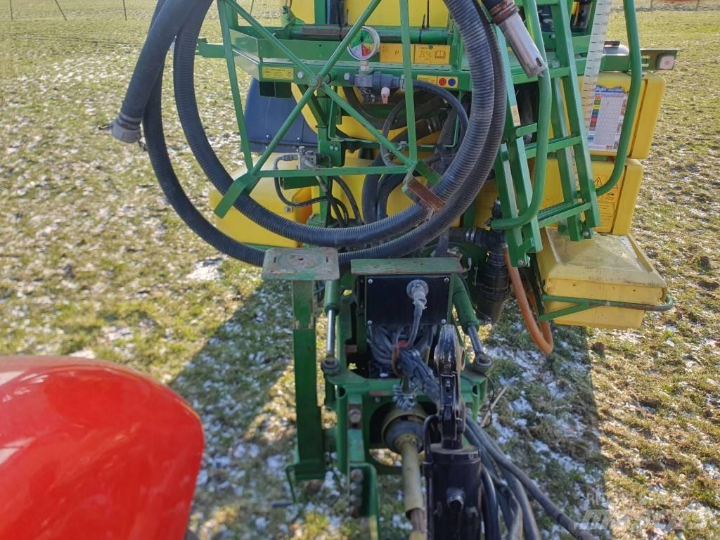John Deere 840 견인형 분무기