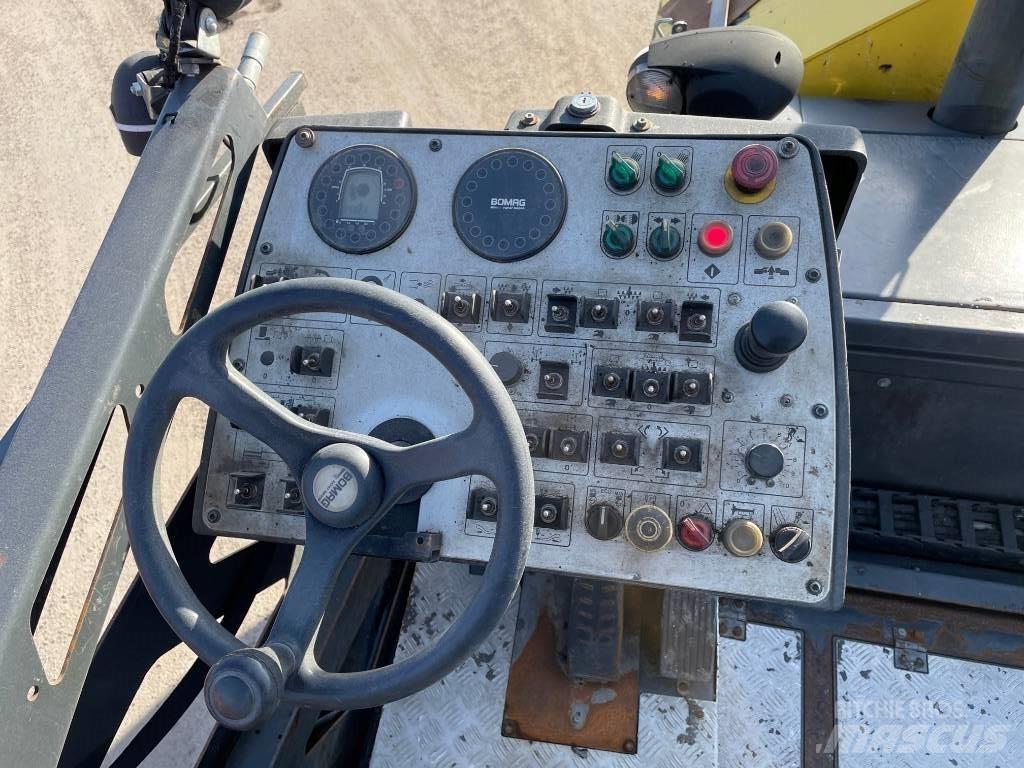 Bomag BF 300 P 아스팔트 포장장비