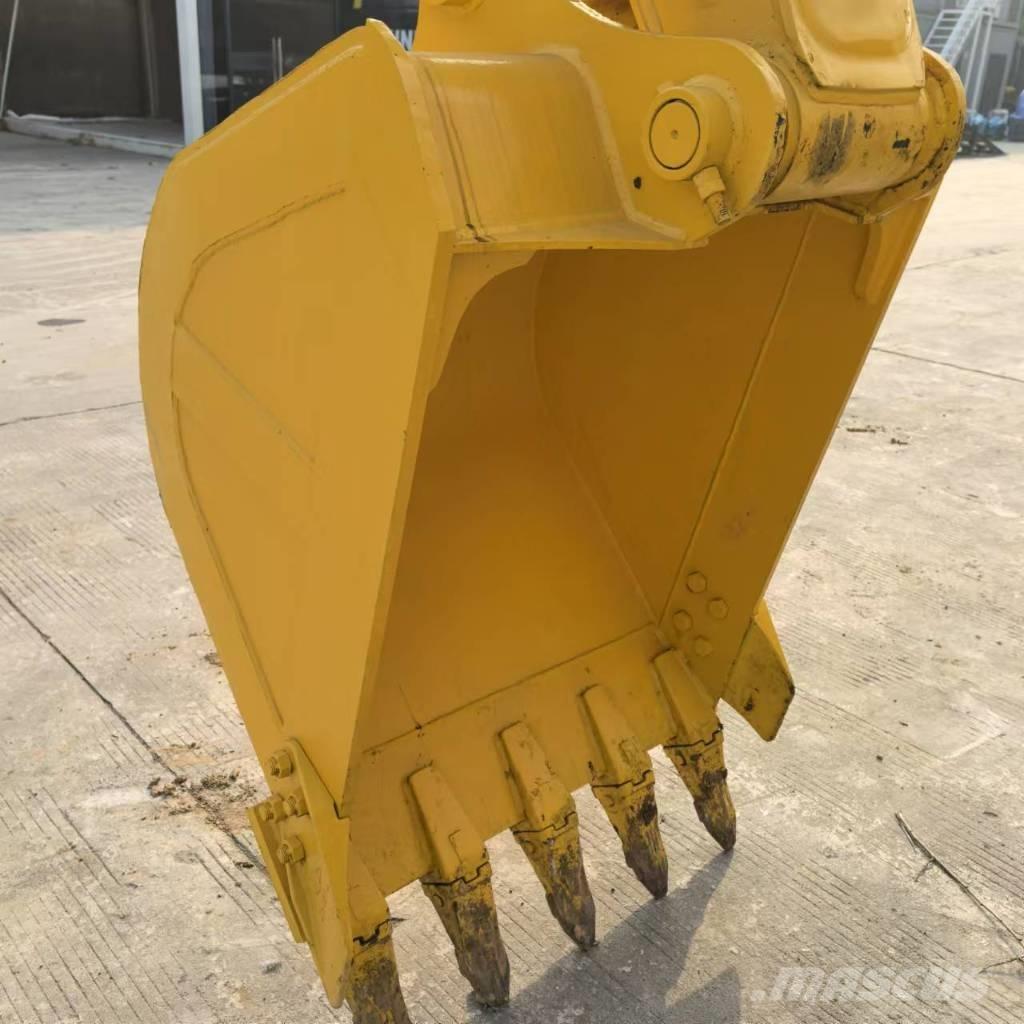 Komatsu PC 130 대형 굴삭기 29톤 이상