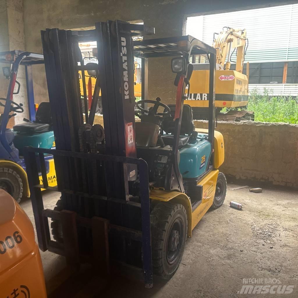 Komatsu F25T-14 디젤 지게차