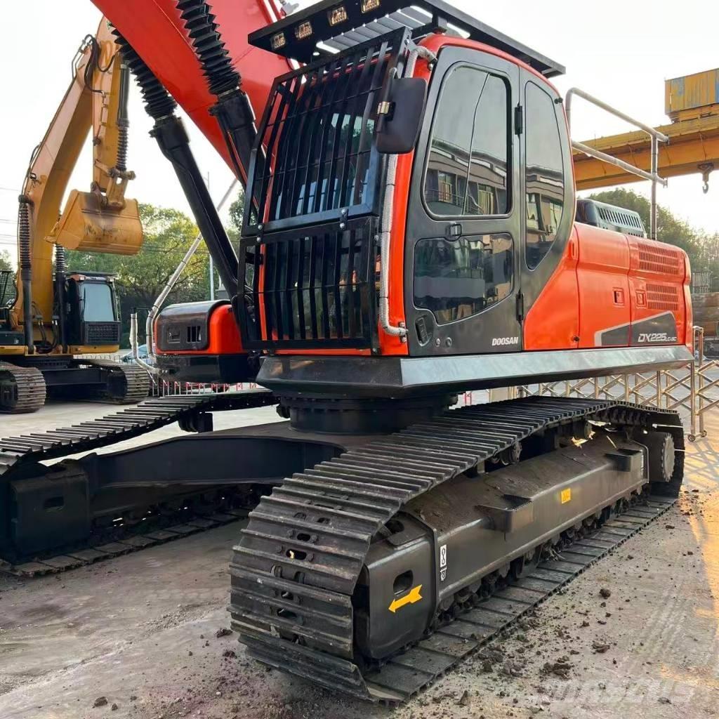 Doosan DX225LC-9C 중형굴삭기 7톤-28톤