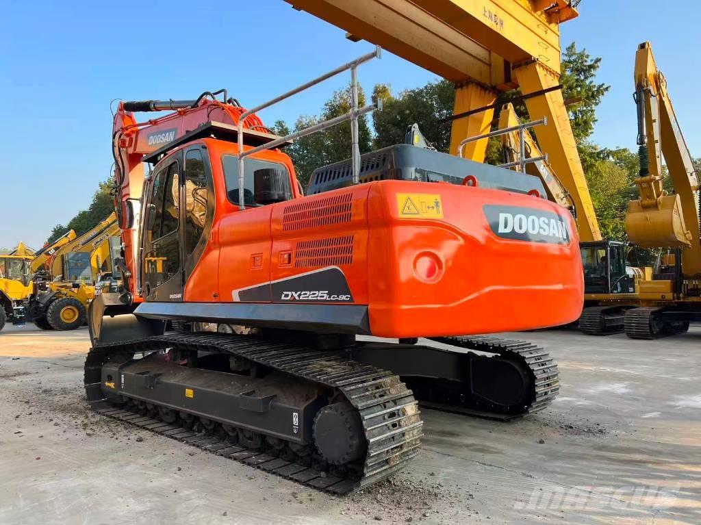 Doosan DX225LC-9C 중형굴삭기 7톤-28톤