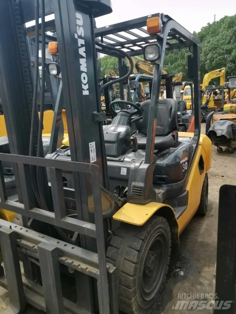 Komatsu 30 텔러 핸들러