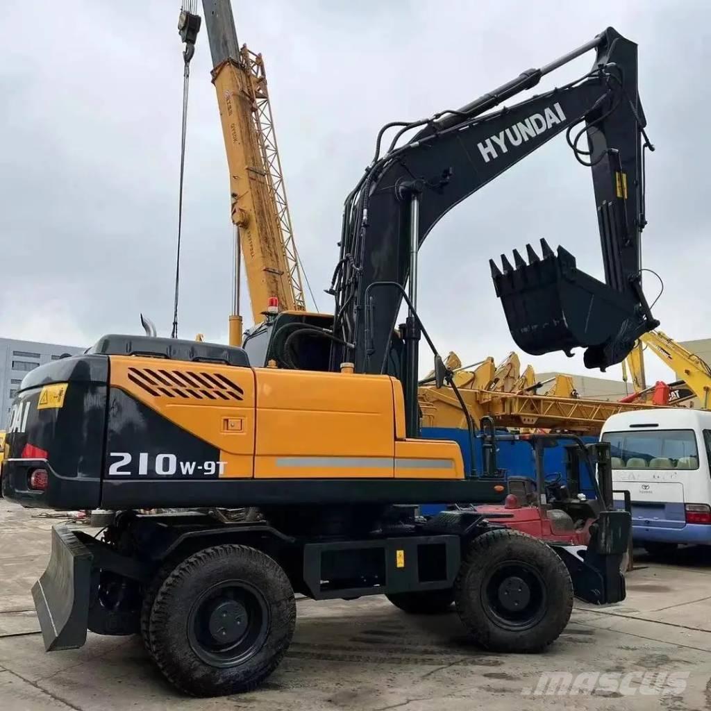 Hyundai R210W-9  휠 굴삭기