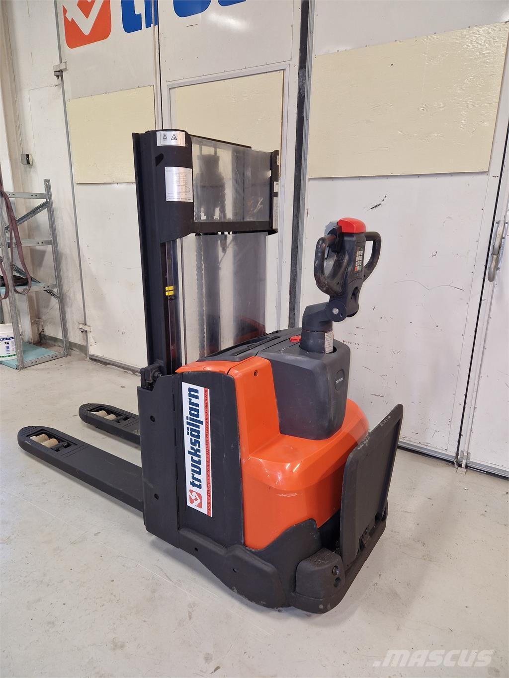 Toyota SWE200D 보행식 리치 지게차