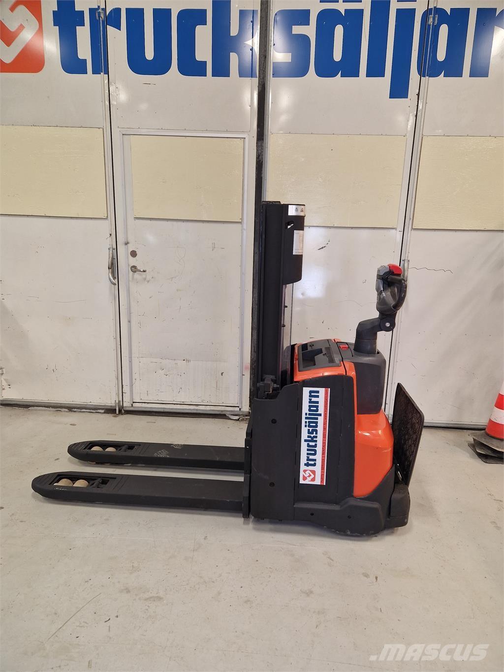 Toyota SWE200D 보행식 리치 지게차