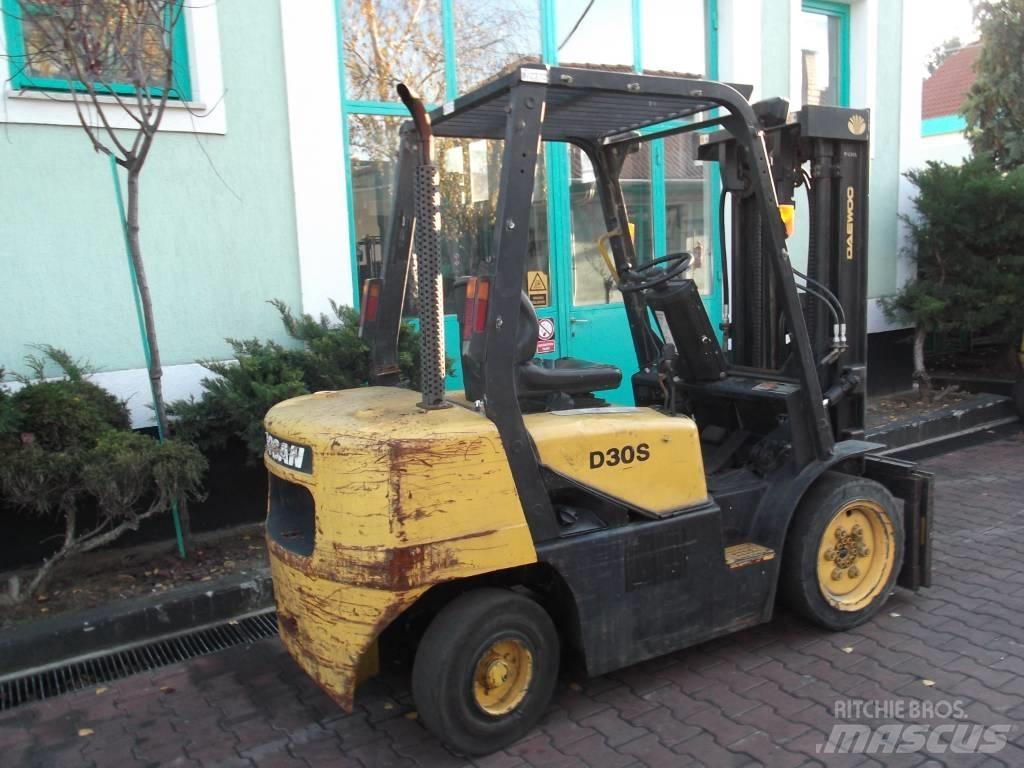 Daewoo D30S3 V-2372 디젤 지게차