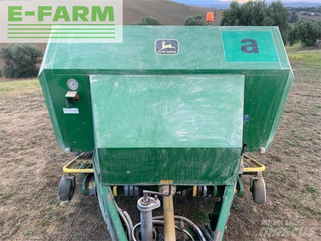 John Deere 690 각형 곤포기