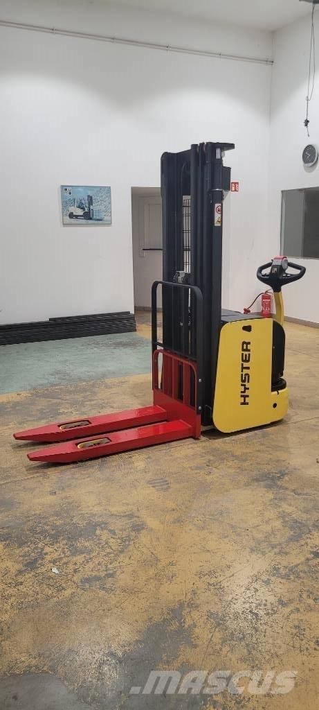 Hyster S 1.4 AC 보행식 리치 지게차