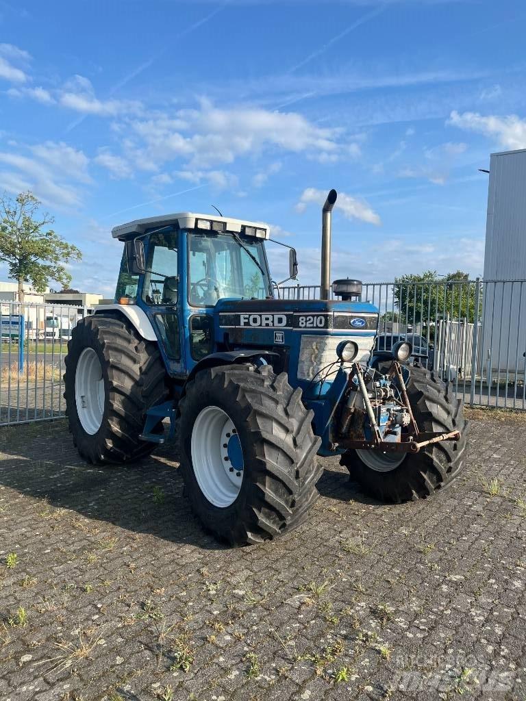Ford 8210 III 트랙터