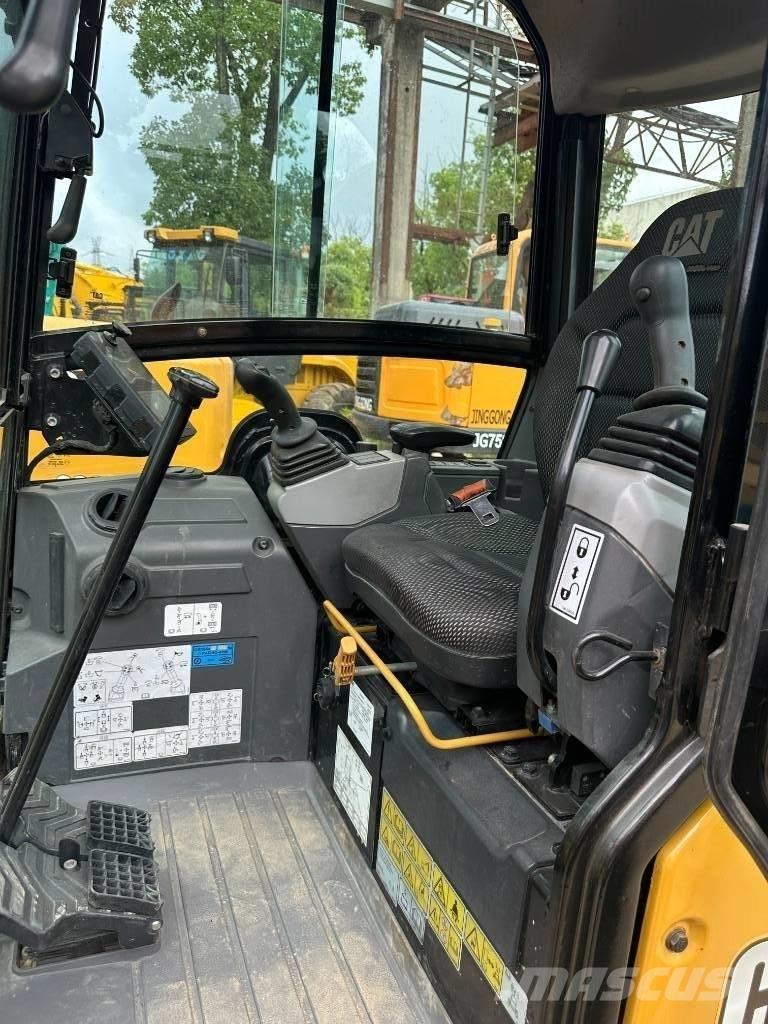 CAT 302 소형 굴삭기 7톤 미만