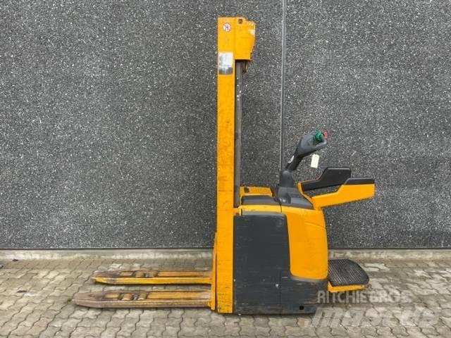 Jungheinrich ERC 216 보행식 리치 지게차