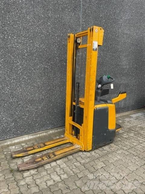 Jungheinrich ERC 216 보행식 리치 지게차
