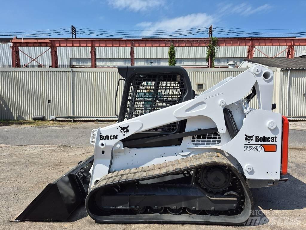 Bobcat T 740  스키드로더