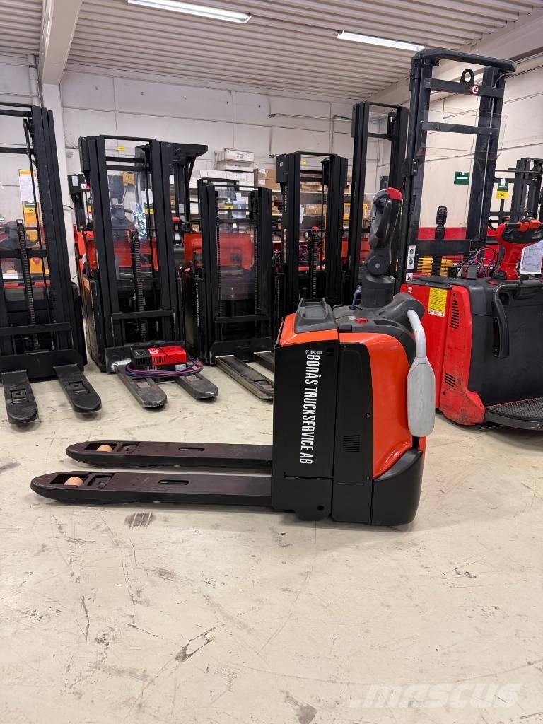 Toyota truck LPE 200 로우 리프터(승강대 포함)