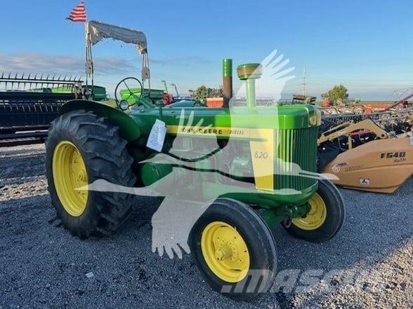 John Deere 820 트랙터