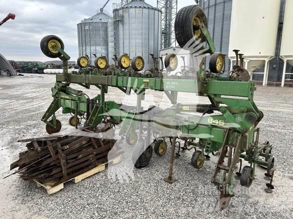 John Deere 845 줄뿌림 작물 경운기