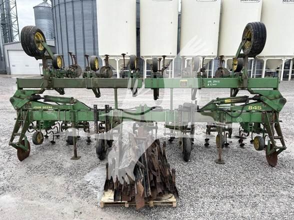 John Deere 845 줄뿌림 작물 경운기