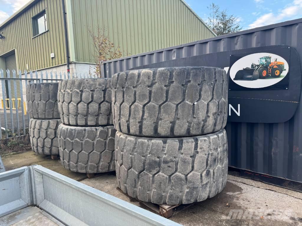 Develon DA 45 타이어, 휠 및 림