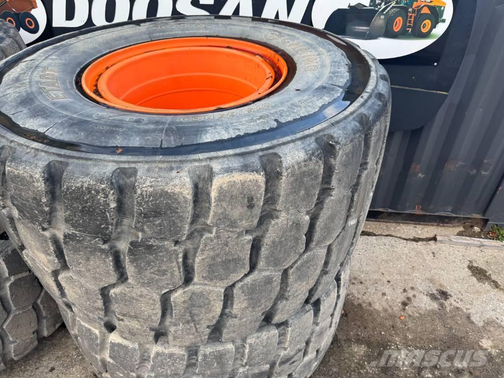 Develon DA 45 타이어, 휠 및 림