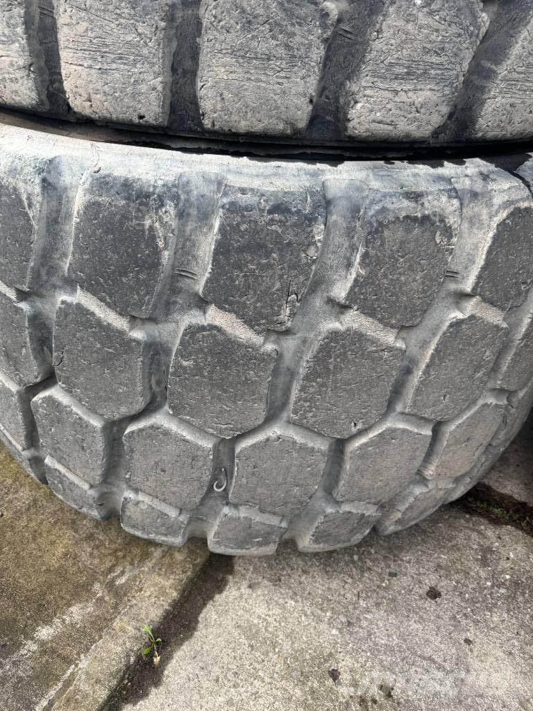 Develon DA 45 타이어, 휠 및 림