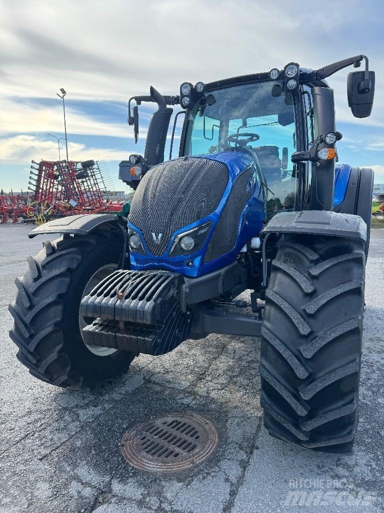 Valtra N 124 트랙터
