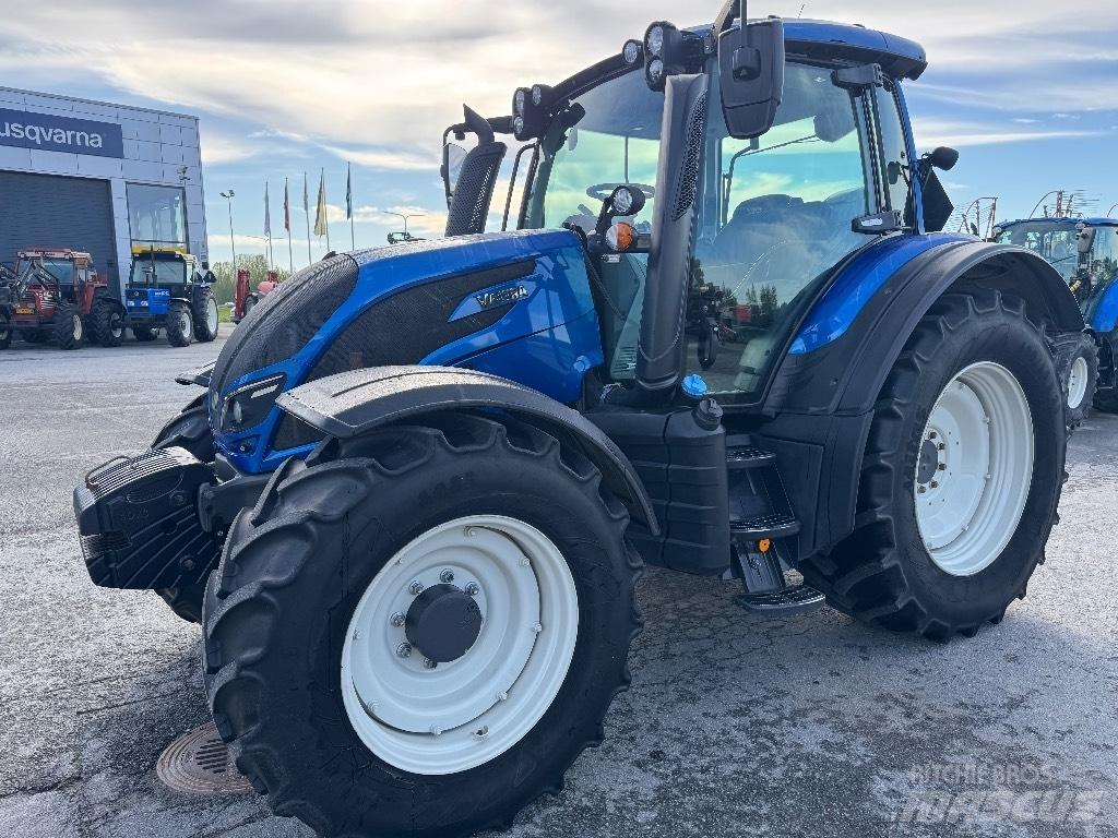Valtra N 124 트랙터
