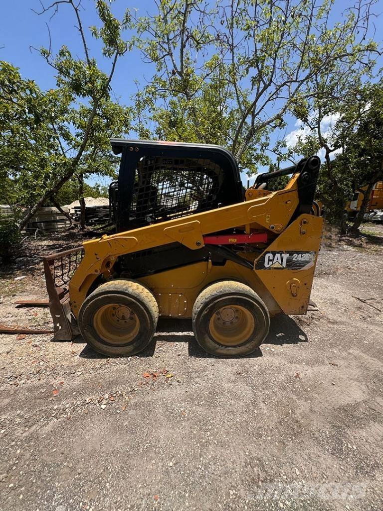 CAT 242 D  스키드로더