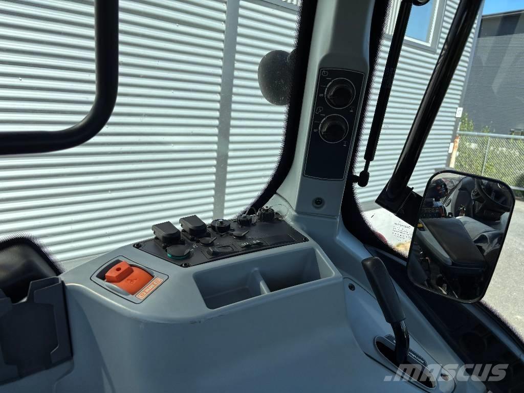 Valtra T 215 Versu 트랙터