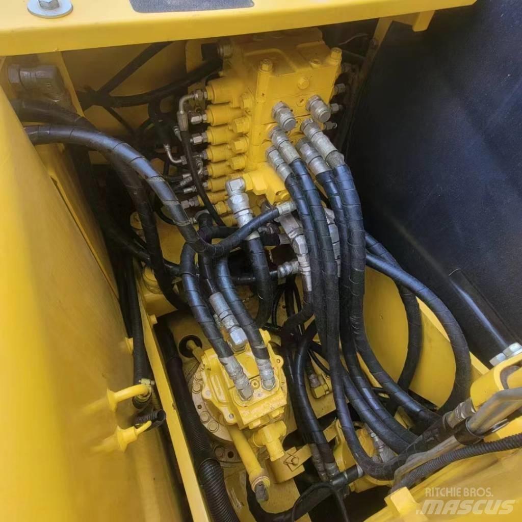 Komatsu PC 130 대형 굴삭기 29톤 이상