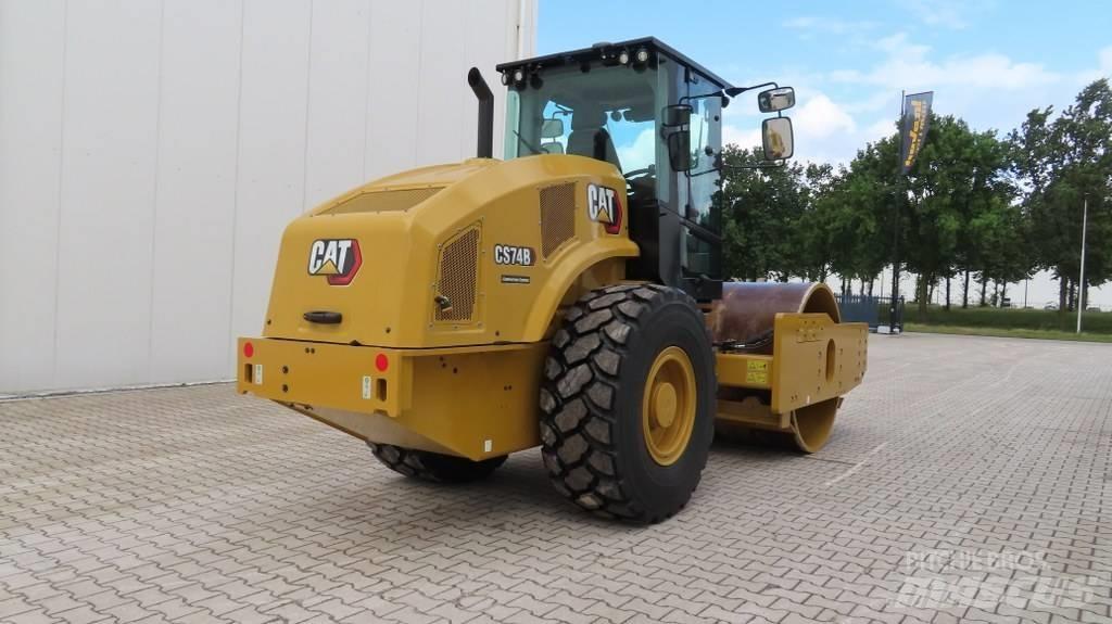 CAT CS 74 B 싱글 드럼 롤러